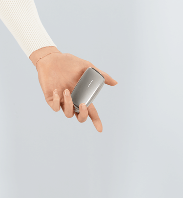 Ploom X Advanced Silver v ľudskej dlani