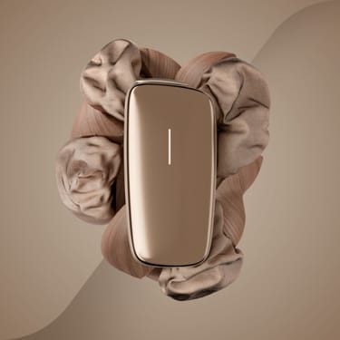 Ploom X Advanced Gold predný kryt - umelecký záber na zlatom pozadí