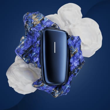 Ploom X Advanced Navy Blue predný kryt - umelecký záber na modrom pozadí