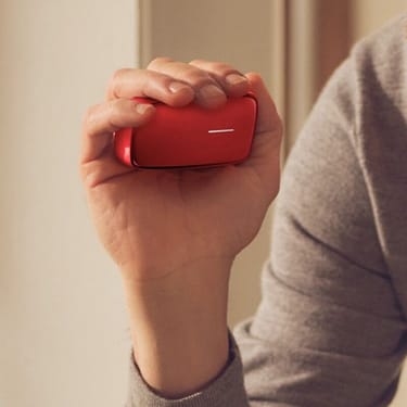 Červený Ploom X Advanced Special Edition Red by Ora ito v ľudskej dlani