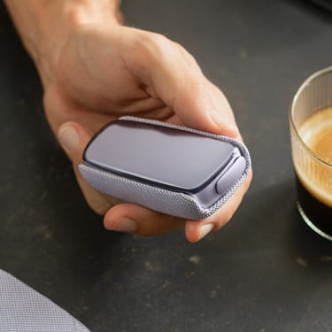 Ploom X Advanced textilný zadný kryt lavender spolu so zariadením v rukách