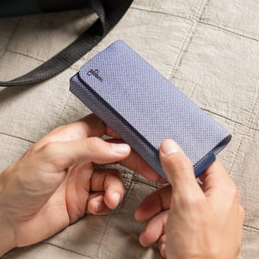 Ploom X Advanced textilné cestovné puzdro lavender, zaber s rukami
