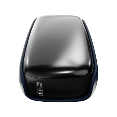 Čierný Ploom X Advanced s Navy Blue koženým zadným krytom - pohľad na šírku so zariadením vo vnútri