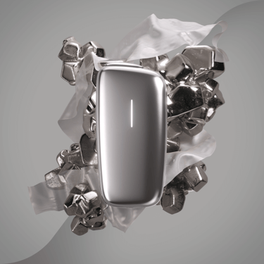 Ploom X Advanced Silver predný kryt - umelecký záber na svetle sivom pozadí