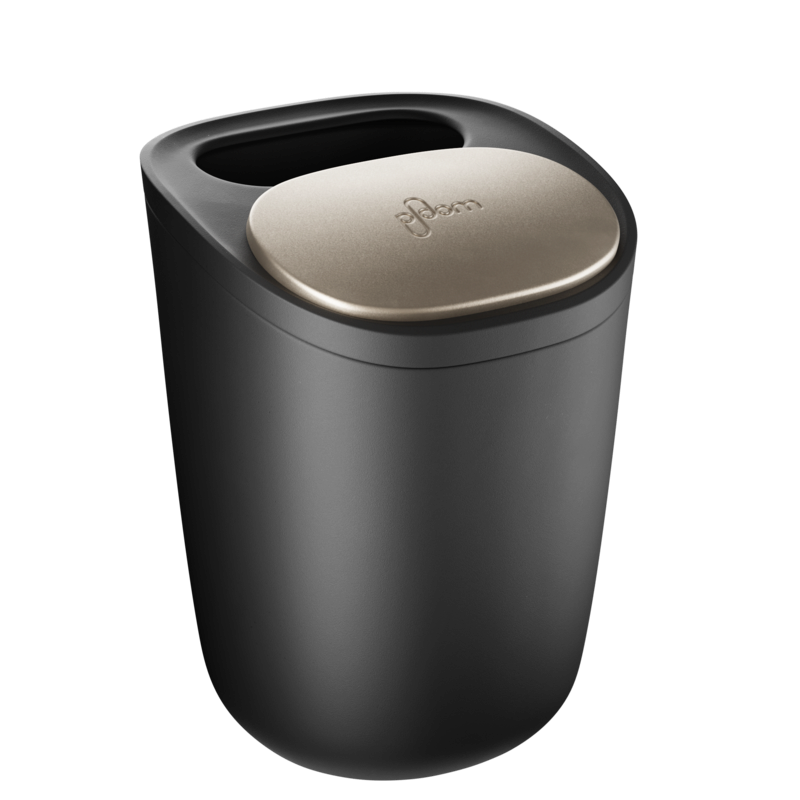 Otvorená Ploom X Advanced Black veľká dóza, záber z pravej strany