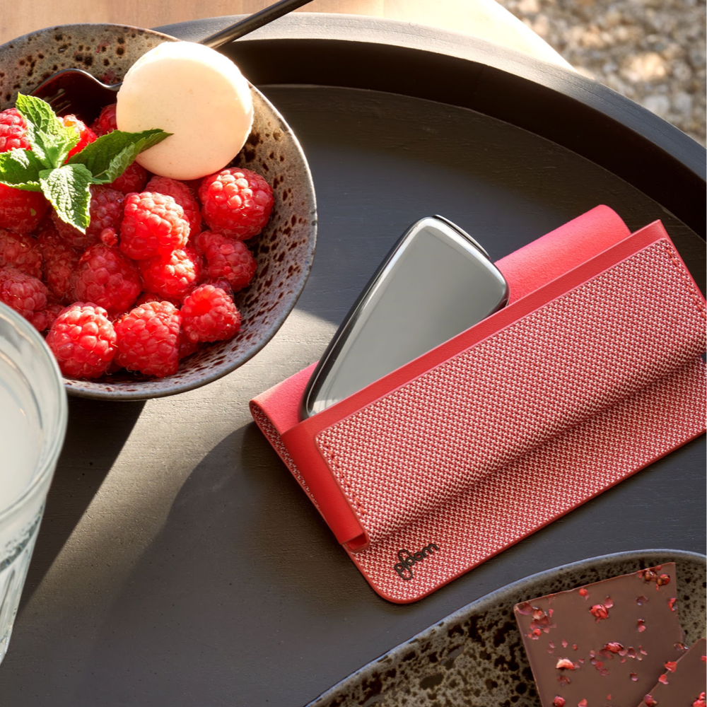 Červené textilné puzdro na Ploom X Advanced so Slate Grey zariadením na stole