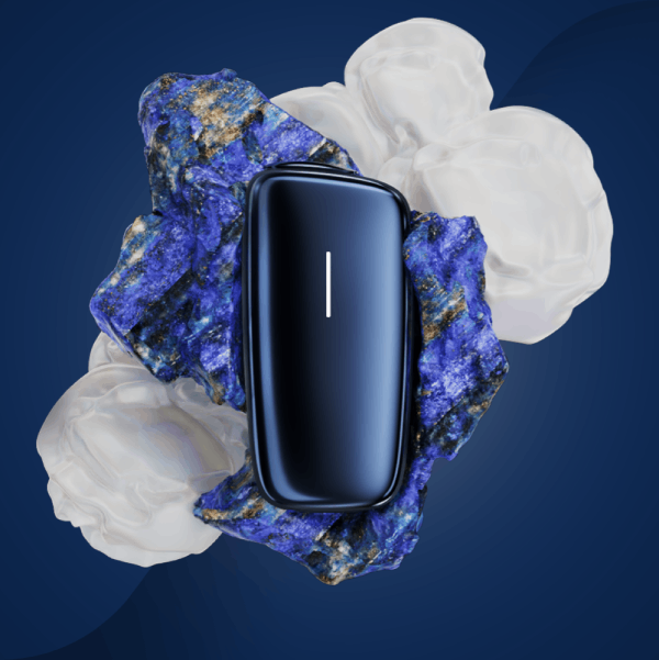 Ploom X Advanced Navy Blue predný kryt - umelecký záber na modrom pozadí