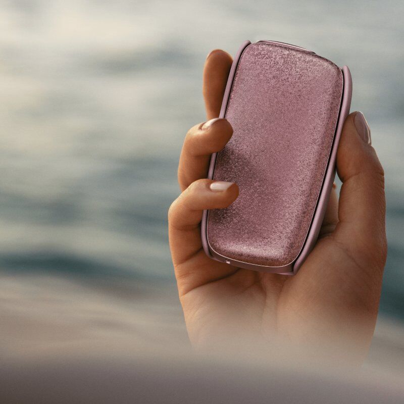 Ploom X Advanced Rose Shimmer v ľudskej dlani