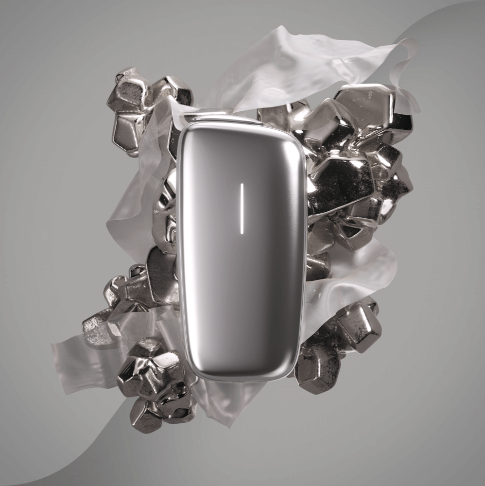 Ploom X Advanced Silver predný kryt - umelecký záber na svetle sivom pozadí